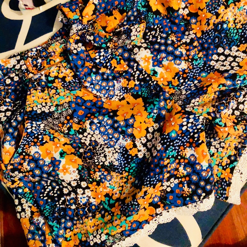 Adorable retro pattern floral shorts! Stretch! 🌺